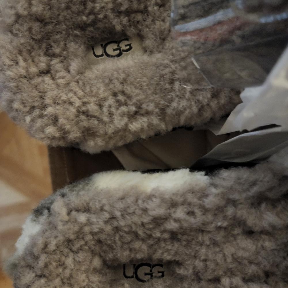 Ugg - Picture 4 of 5